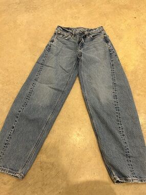American Eagle Outfitters Light Blue Vintage Wash Barrel Jeans